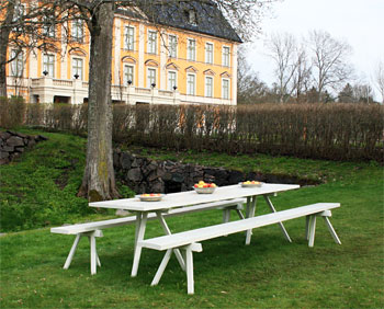 Handhyvlat och linoljefärgsmålat långbord för 10-12 personer
